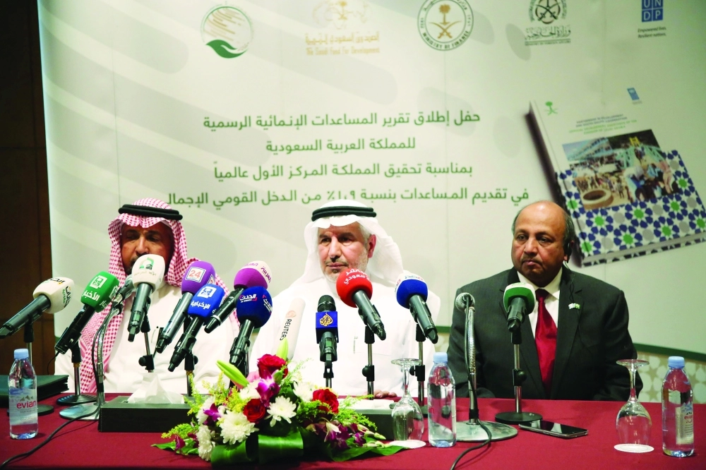 عبدالله الربيعة أثناء المؤتمر الصحفي الخاص بإطلاق أول تقرير للمساعدات الإنمائية الرسمية السعودية  (زياد الرزيزاء)