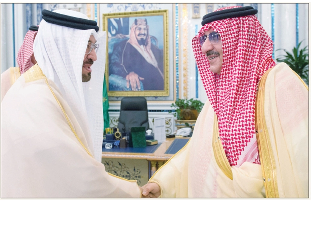 
    ولي العهد مصافحا السفير البحريني لدى السعودية