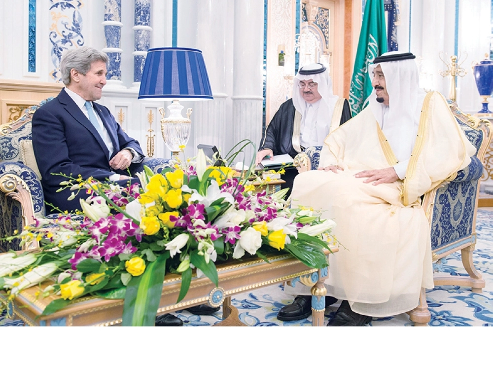 
    خادم الحرمين مستقبلا كيري في قصر السلام بجدة أمس (واس)