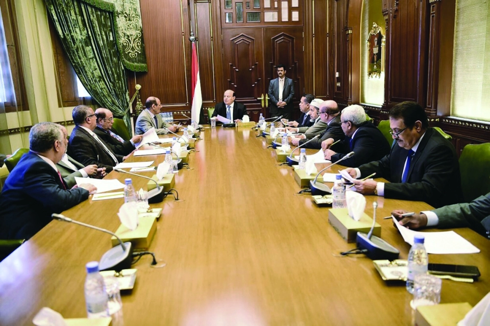 هادي خلال اجتماع مع مستشاريه بالرياض                           (سبأ نت)