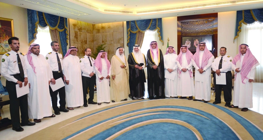 خالد الفيصل مكرما الموظفين المميزين                                                                                                            (مكة)