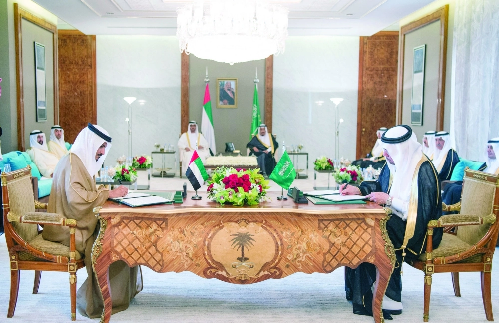نزار مدني وعلي الشامسي خلال توقيع محضر إنشاء مجلس التنسيق السعودي الإماراتي 