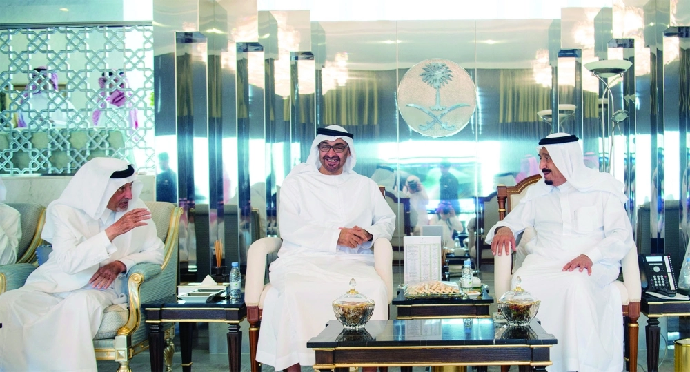 الملك سلمان ومحمد بن زايد خلال اللقاء ويبدو خالد الفيصل