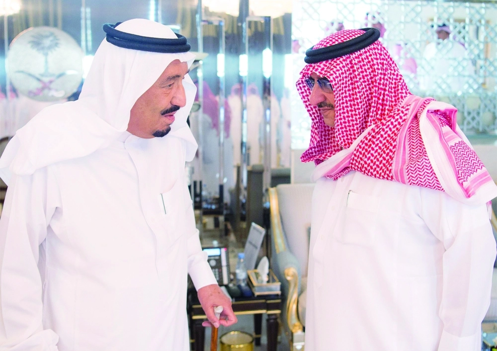 الملك سلمان والأمير محمد بن نايف خلال اللقاء