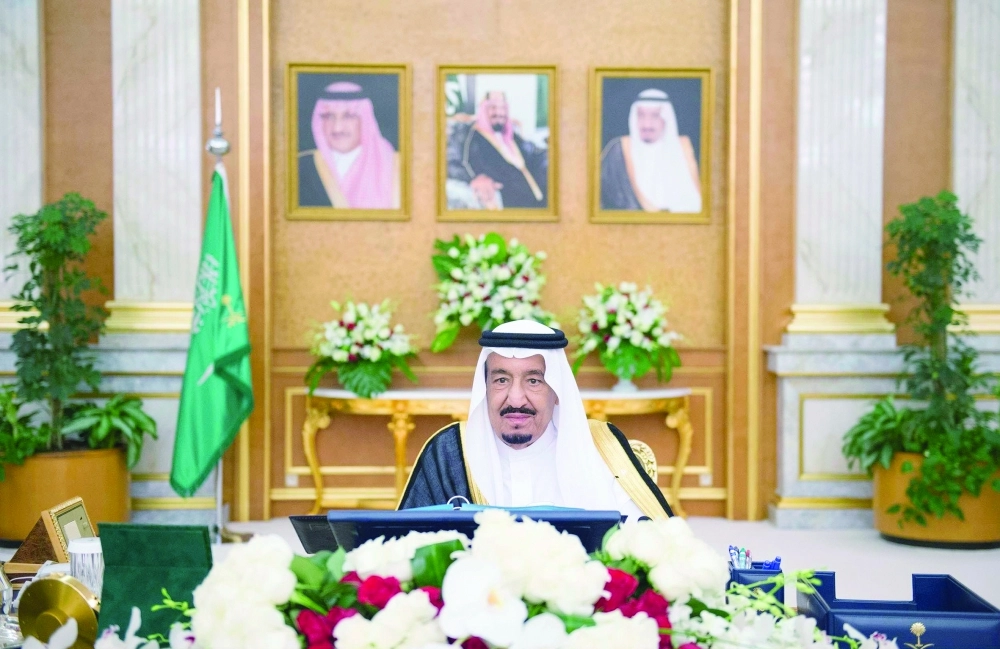 الملك سلمان مترئسا جلسة مجلس الوزراء في قصر السلام بجدة أمس                   (واس) 