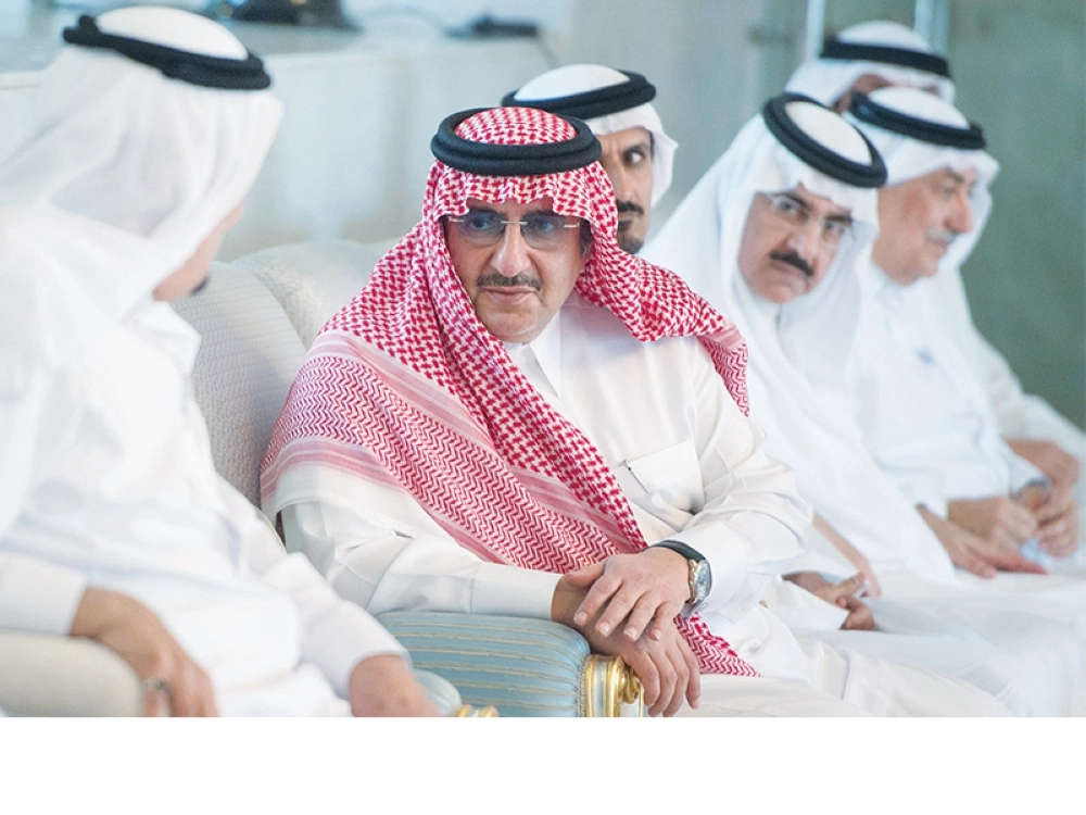 
    ولي العهد مستمعا للملك خلال توقيع محضر إنشاء مجلس التنسيق