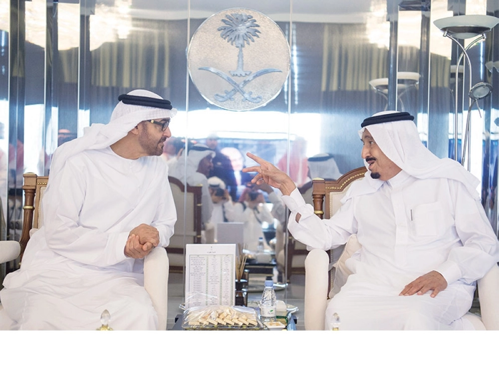 
    خادم الحرمين مستقبلا ولي عهد أبوظبي في جدة أمس (بندر الجلعود)