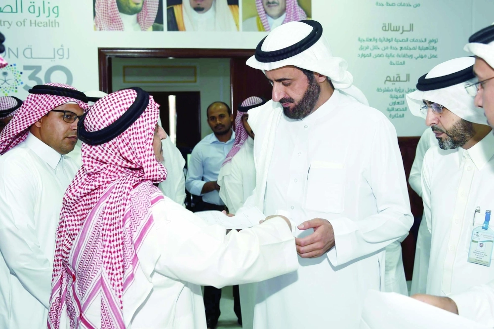 
    الربيعة في حديث مع أحد مراجعي صحة جدة أمس (ثامر الفرج)