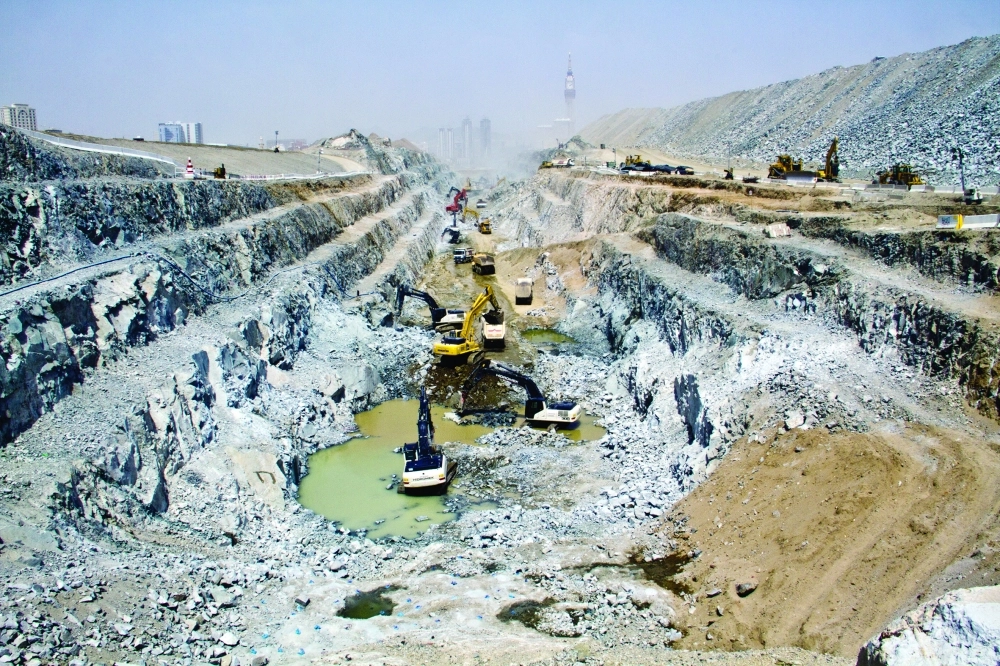 جانب من أعمال منطقة الطريق الموازي في العاصمة المقدسة          (أنس الحارثي)