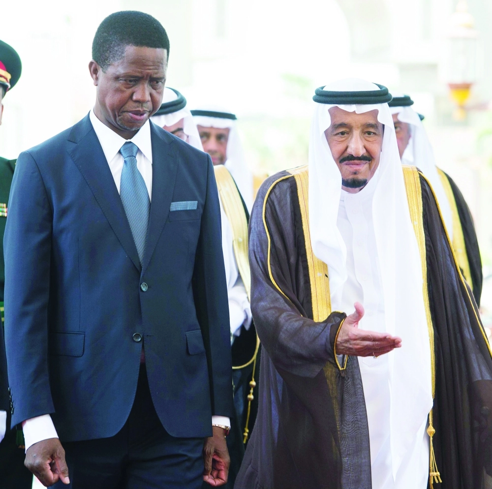 الملك سلمان مرحبا بالرئيس الزامبي خلال الاستقبال