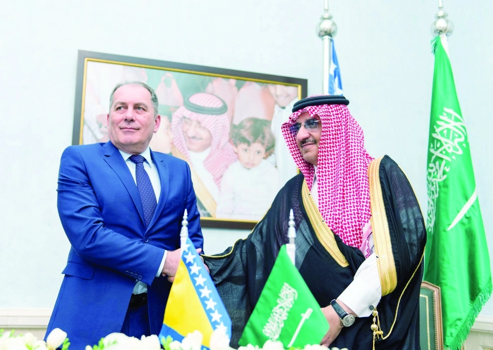 .. ويصافح دراجان مكتيتيش بعد توقيع الاتفاقية أمس الأول في جدة            (واس)