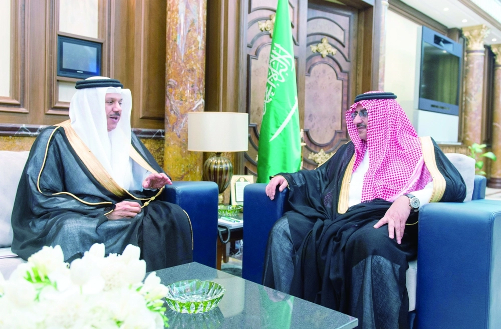 الأمير محمد بن نايف لدى لقائه عبداللطيف الزياني 