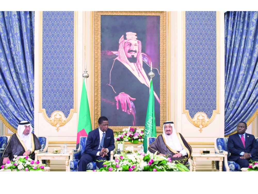 الملك سلمان لدى لقائه ادجر شاجوا لونجو في قصر السلام بجدة أمس (واس) 