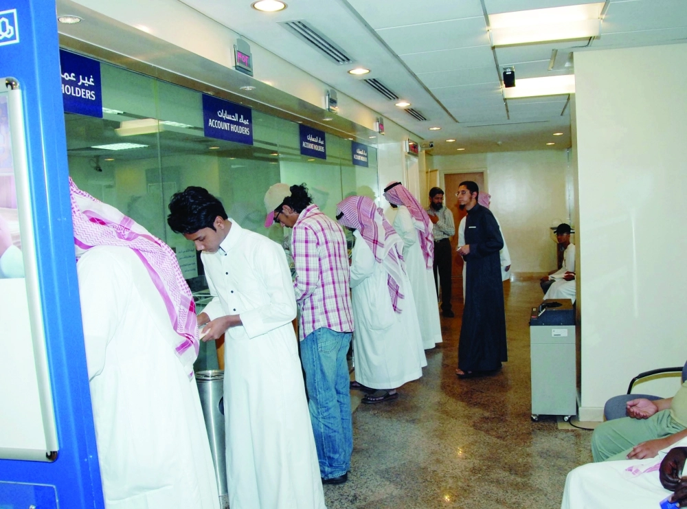 عملاء في أحد البنوك السعودية             (مكة)
