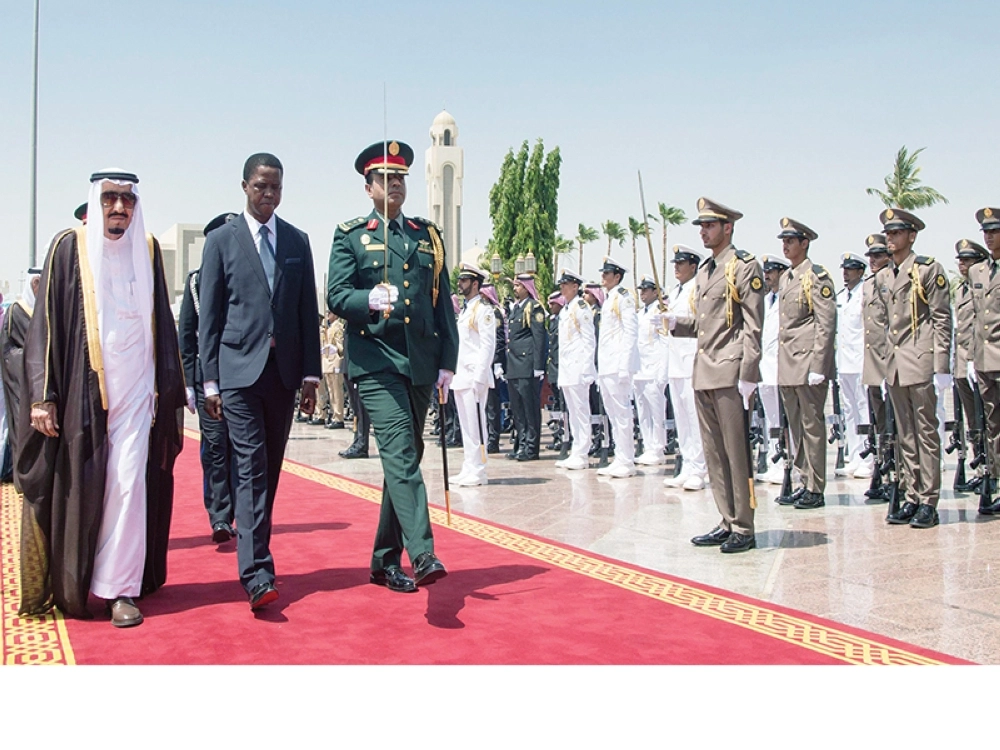 
خادم الحرمين مستقبلا رئيس جمهورية زامبيا في جدة أمس (واس) 