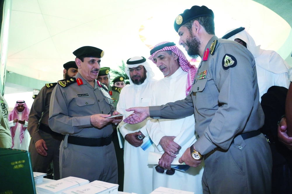 عثمان المحرج يستمع لشرح عن المعرض المصاحب للملتقى                        (مكة)