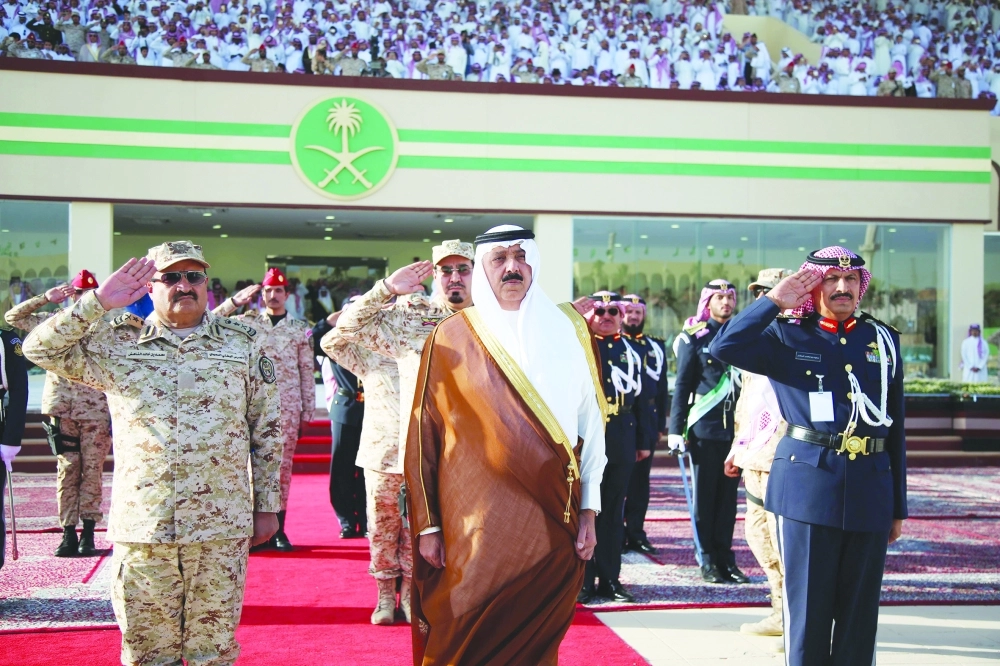 متعب بن عبدالله خلال مراسم عزف السلام الملكي (زياد الرزيزاء)