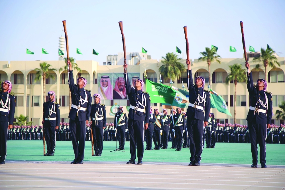 خريجو الحرس الوطني خلال استعراضهم التقليدي السنوي بالأسلحة.. زياد الرزيزاء