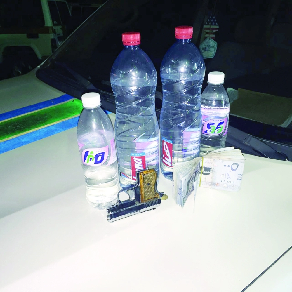 عبوات العرق والسلاح الناري ومبالغ مجهوله المصدر في قبضة الأمن (مكة) 