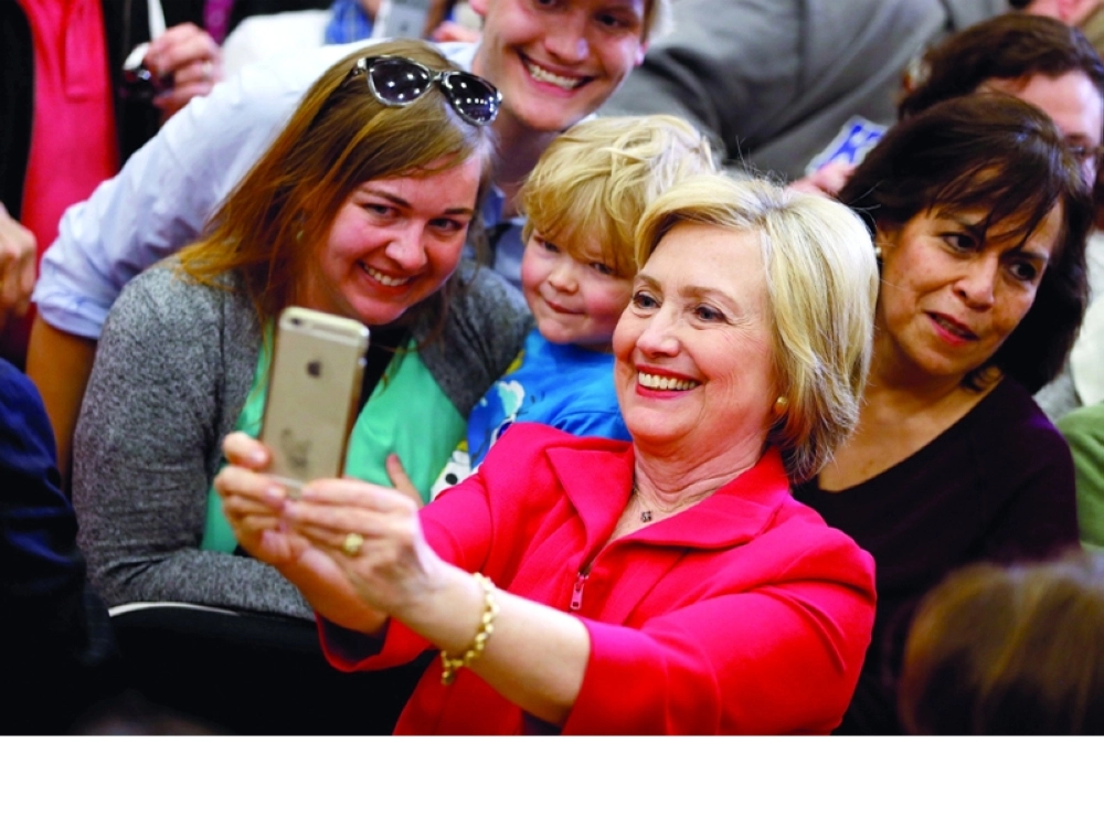 كلينتون تلتقط سيلفي مع أنصارها في كنتاكي          (رويترز)