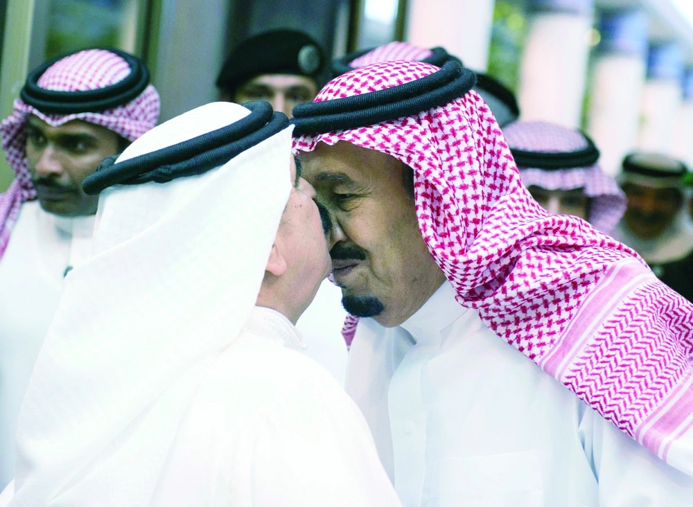 .. وأثناء سلام الملك حمد عليه                                   (بندر الجلعود) 