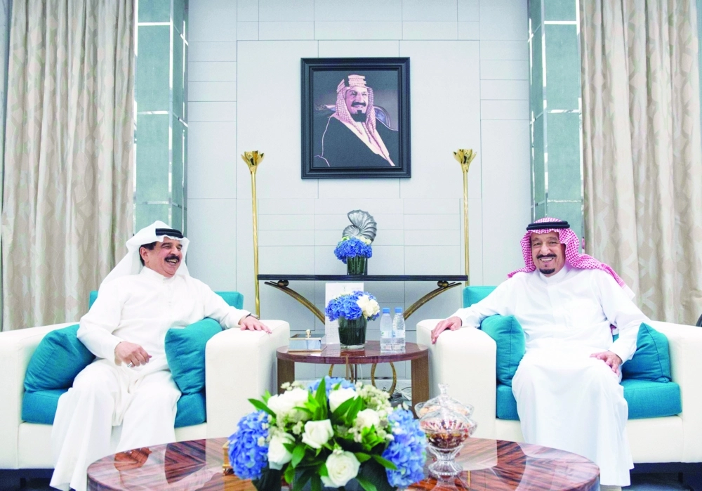 الملك سلمان مستقبلا ملك البحرين في جدة أمس                   