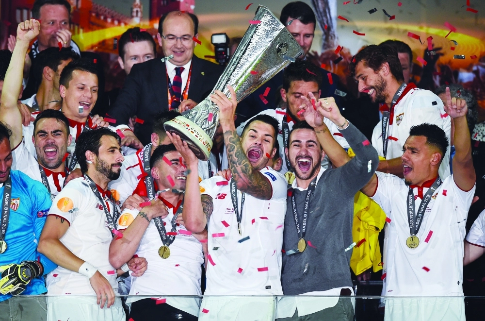 لاعبو أشبيلية يحتفلون بالكأس (رويترز)