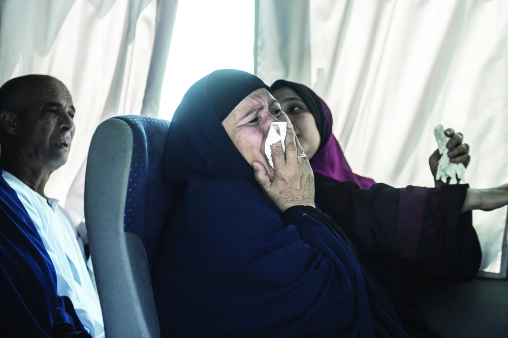 قريبة أحد ركاب الطائرة المنكوبة في طريقها لنقطة تجمع في القاهرة           (أ ف ب)                                                                                      