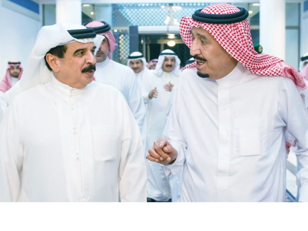 الملك سلمان في حديث مع ملك البحرين خلال استقباله في جدة أمس (بندر الجلعود)