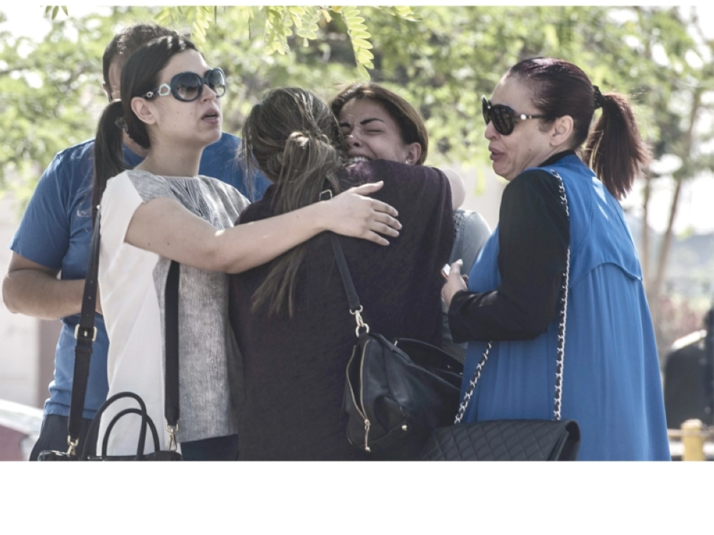 الحزن يخيم على أسر الضحايا في مطار القاهرة أمس (أ ف ب)
