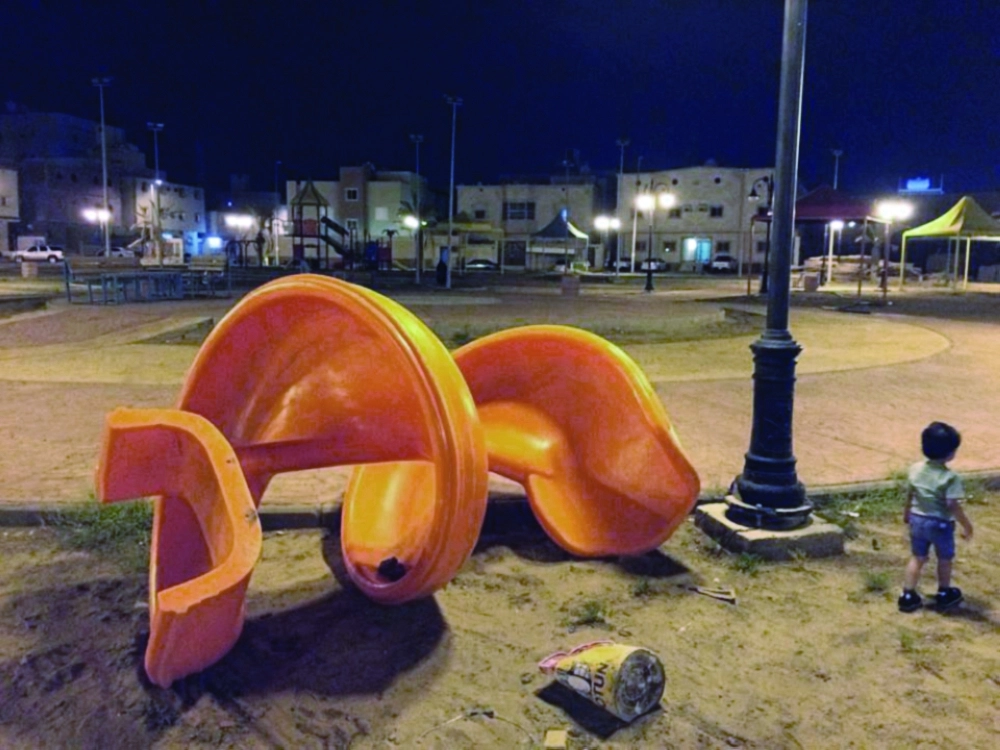 طفل بجانب لعبة متهالكة                                                              (محمد عطية)