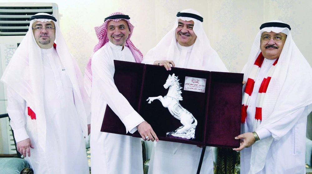 تونسي يتلقى هدية خلال حفل التكريم                                (ياسر بخش)