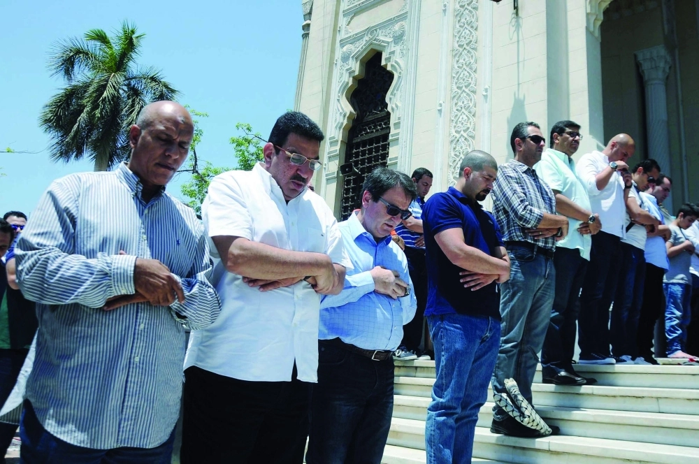 أسر وأصدقاء يؤدون صلاة الغائب على الضحايا في مسجد قرب مطار القاهرة أمس                                                                         (إ ب أ)