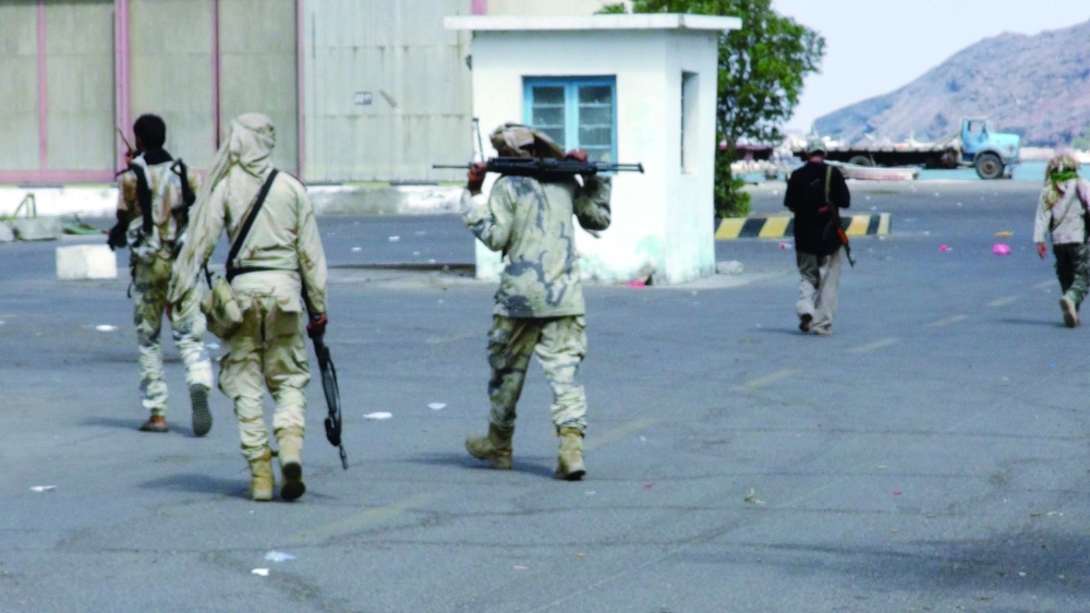 عدد من جنود القوات الشرعية خلال عملية انتسار أمني في عدن (أديب محمد)
