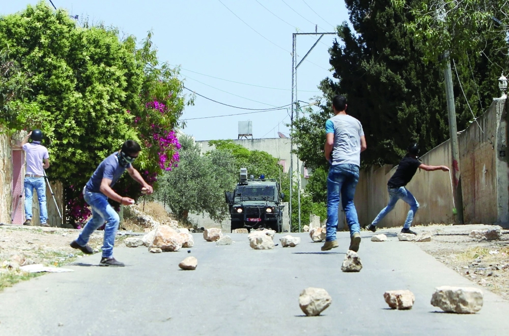 شبان فلسطينيون يشتبكون مع جنود الاحتلال قرب نابلس                                                                 (أ ف ب)