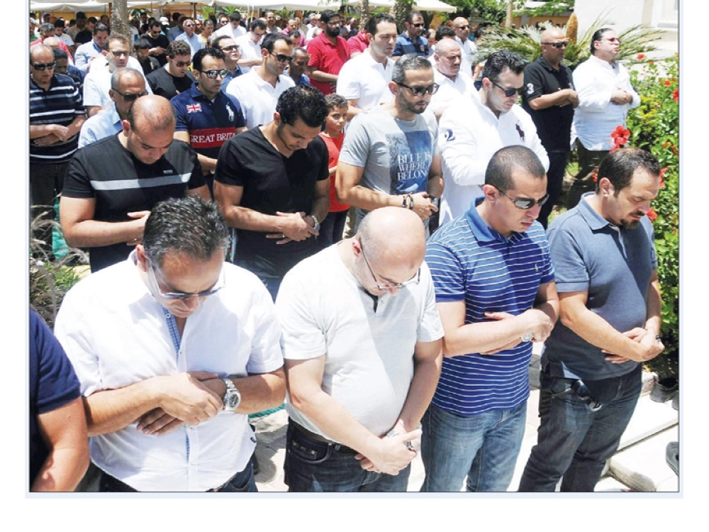 
    مصريون يؤدون صلاة الميت على ضحايا الطائرة المنكوبة أمس (إ ب أ)