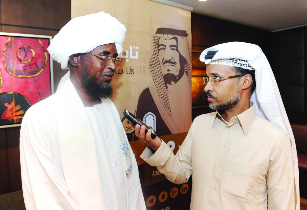 ضيوف خادم الحرمين خلال حديثهم             (واس)