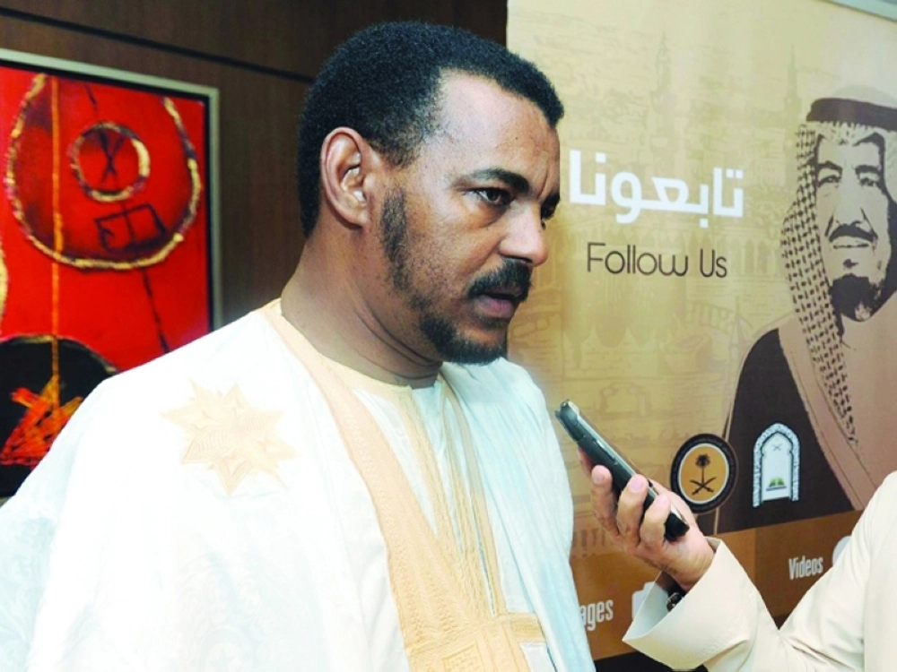 ضيوف خادم الحرمين خلال حديثهم             (واس)