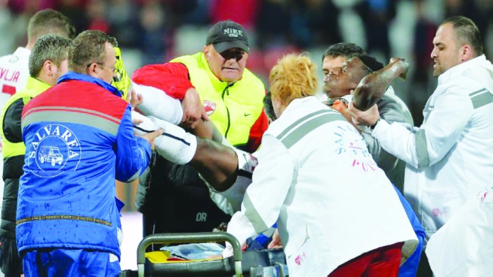 الكاميروني باتريك إيكنج لحظة وفاته في الملعب                           (رويترز)