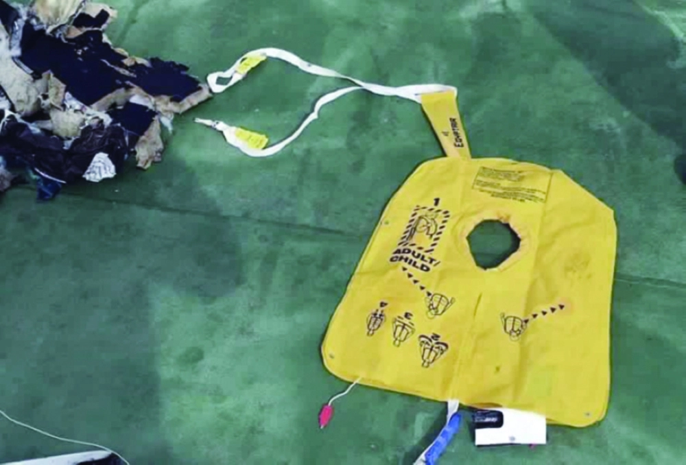 من حطام الطائرة 