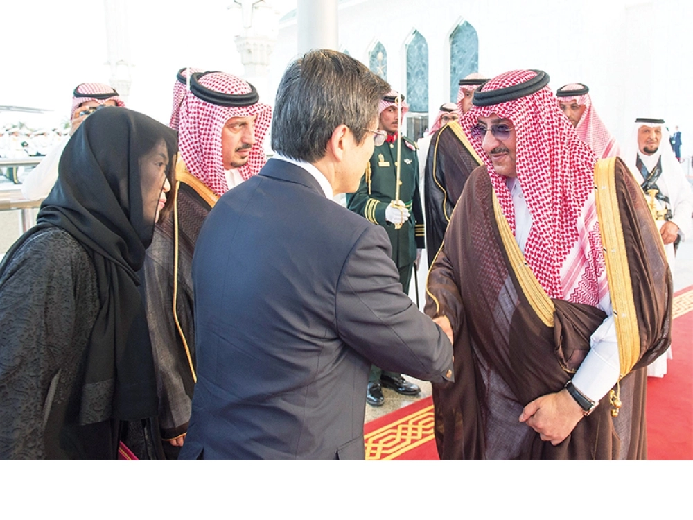 
ولي العهد خلال استقباله رئيس وزراء كوريا الجنوبية في جدة أمس (واس)