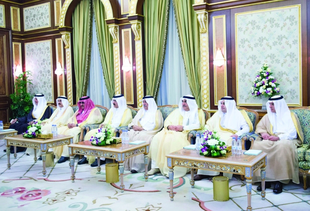 الأمراء خالد الفيصل ومنصور بن متعب ومحمد بن نايف وعدد من الوزراء خلال اللقاء