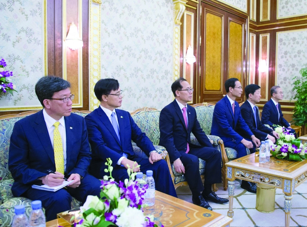 عدد من المسؤولين الكوريين خلال اللقاء