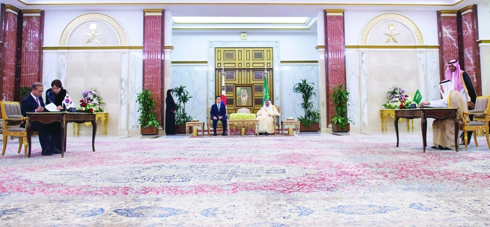 الملك سلمان وهوانج كيو آن خلال حضورهما توقيع مذكرتي التفاهم والبرنامجين التعاونيين أمس في جدة            (واس)