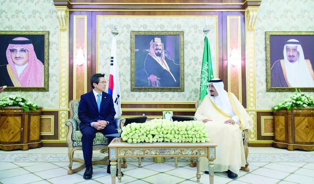 .. وخلال جلسة المباحثات                                          