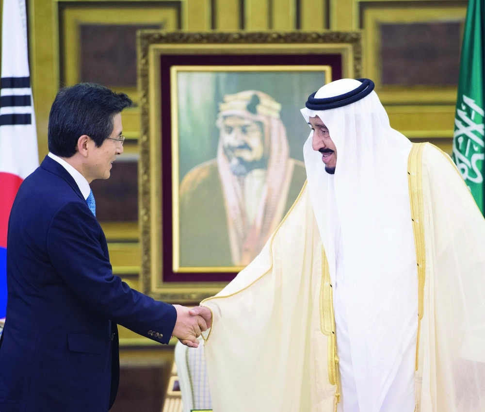 الملك سلمان مستقبلا هوانج كيو آن في قصر السلام بجدة أمس 