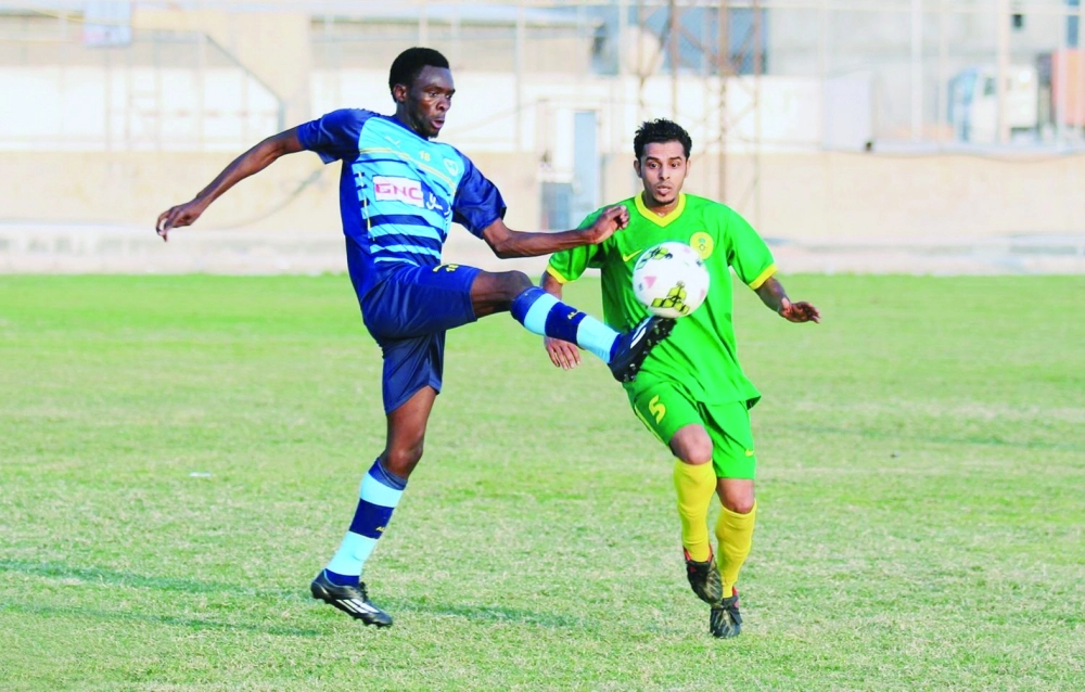 عبدالفتاح آدم (يسار) من المواليد خطف لقب هداف الأولى                 (إعلامي الجيل)