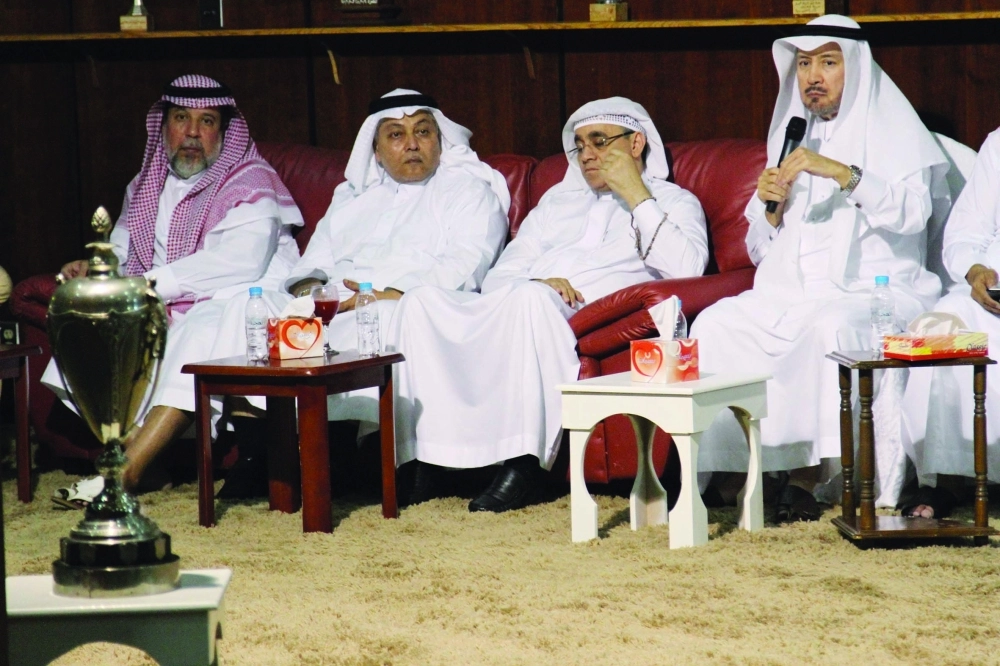 عبدالله بن صالح (يمين) خلال مداخلته                                                      (مكة)