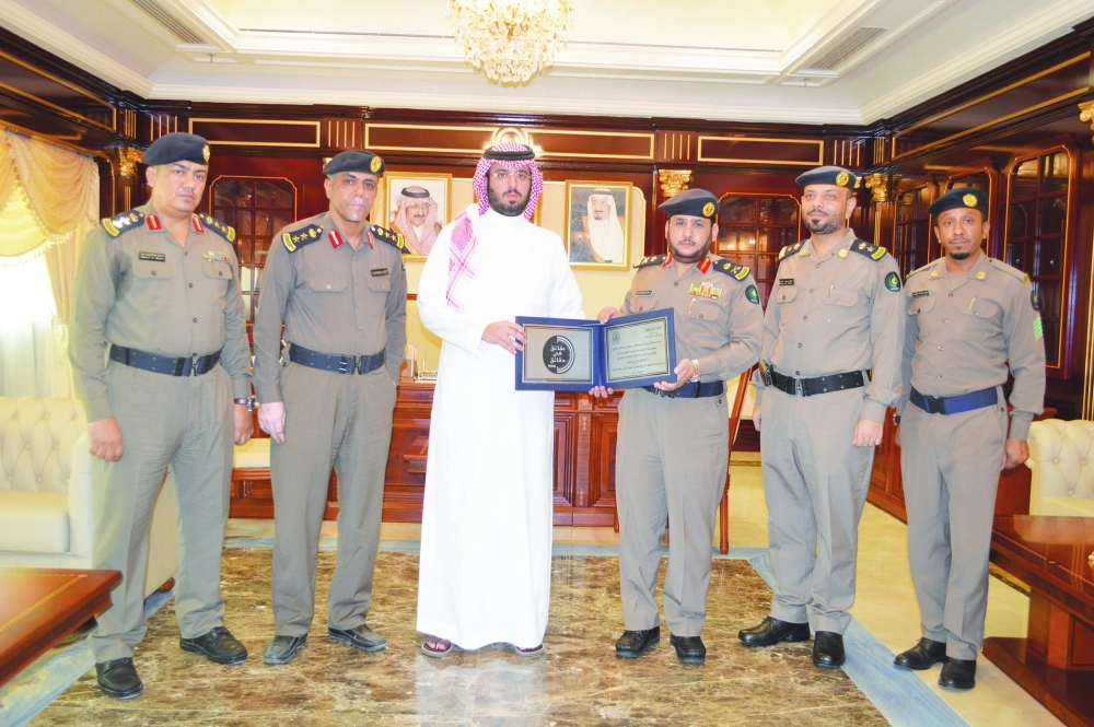 سعود بن جلوي مع ضباط الدفاع المدني