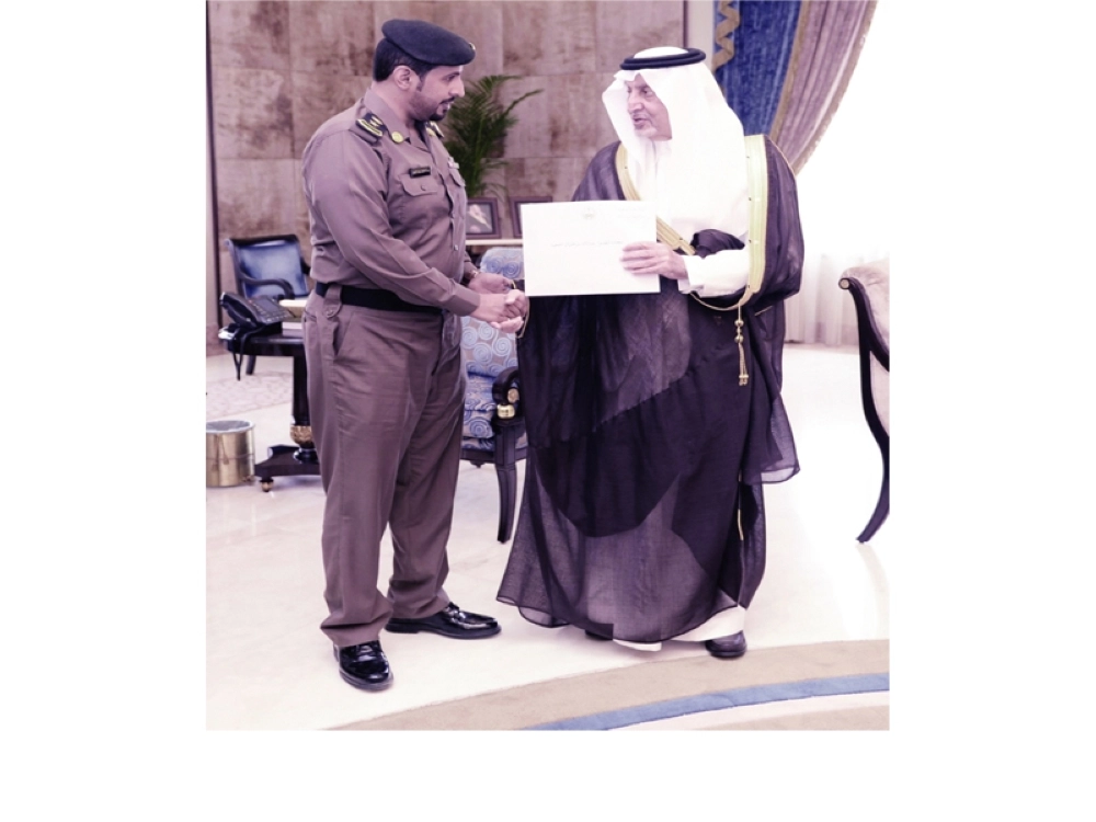 خالد الفيصل مكرما ضابط الأمن (مكة)